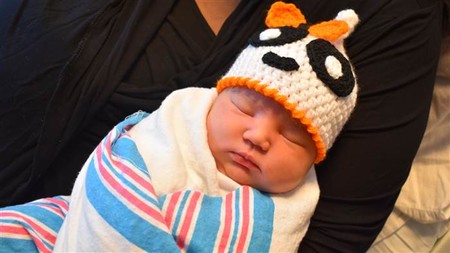 Las enfermeras de un hospital tejen gorros de Halloween para los bebés recién nacidos