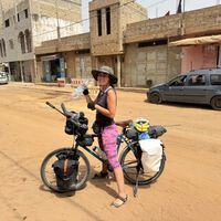 Natalia Lartitegui, 26 años, lleva más de 9.000 km en bicicleta por África: "Hay tramos de 300 km sin sombra, donde solo hay dos gasolineras y un restaurante"