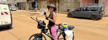 Natalia Lartitegui, 26 años, lleva más de 9.000 km en bicicleta por África: "Hay tramos de 300 km sin sombra, donde solo hay dos gasolineras y un restaurante"
