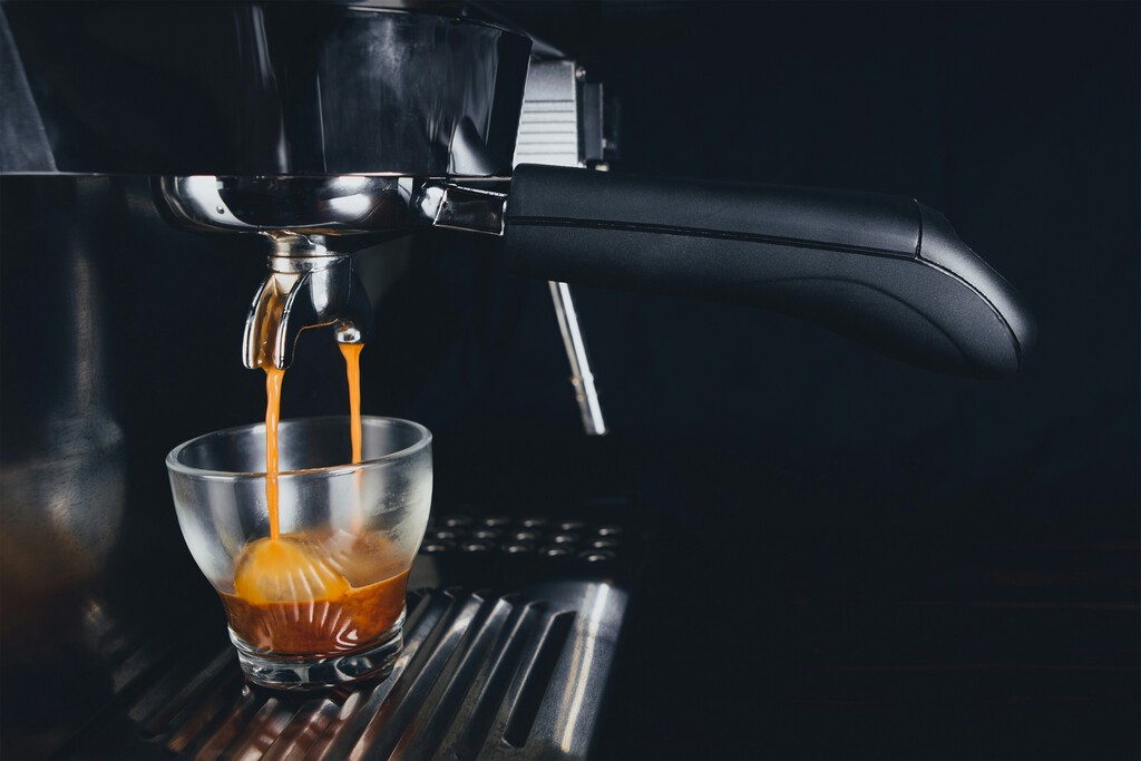 Tu cafetera puede ser todo un hogar para las bacterias: este truco garantiza una correcta limpieza en solo unos minutos 