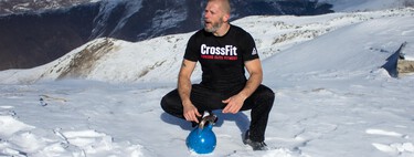 Entrena el cuerpo al completo y gana fuerza y resistencia con este programa completo con una kettlebell