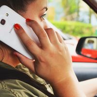 La DGT quiere atajar el uso del móvil en el coche, pero en realidad no se sabe cuánto influye en la siniestralidad vial