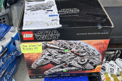 Este achado de LEGO estava escondido entre papel higiênico e limonada | Imagem: Reddit/user/Trashwang999