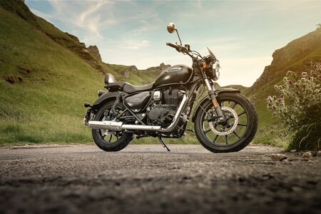 Royal Enfield Meteor 350: una sencilla custom al estilo británico con 20 CV y a precio ajustado para el carnet A2