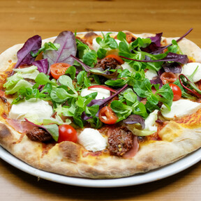 La razón por la que vas a querer poner la ensalada sobre la pizza: el secreto para hacerlas más ligeras, frescas y nutritivas