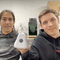 Un joven desarrolló un dispositivo para ayudar a su abuelo a combatir la soledad. Ahora trabaja en Silicon Valley