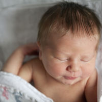 La increíble historia de una madre que adopta a los bebés que nadie quiere porque van a morir