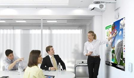 Nuevos proyectores interactivos táctiles de Epson, perfectos para las presentaciones de empresa