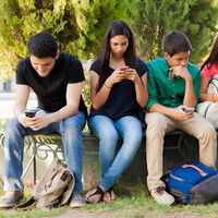 97 jóvenes estuvieron una semana sin móvil: pasaron más tiempo en familia, estudiaron mejor y volvieron a leer libros