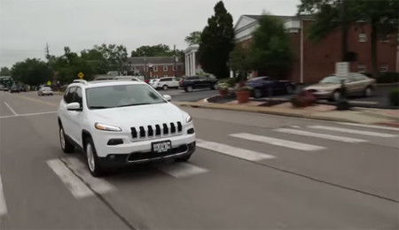 Video: Ni los autos se salvan de ser hackeados, el UCONNECT de Fiat Chrysler ha sido vulnerado