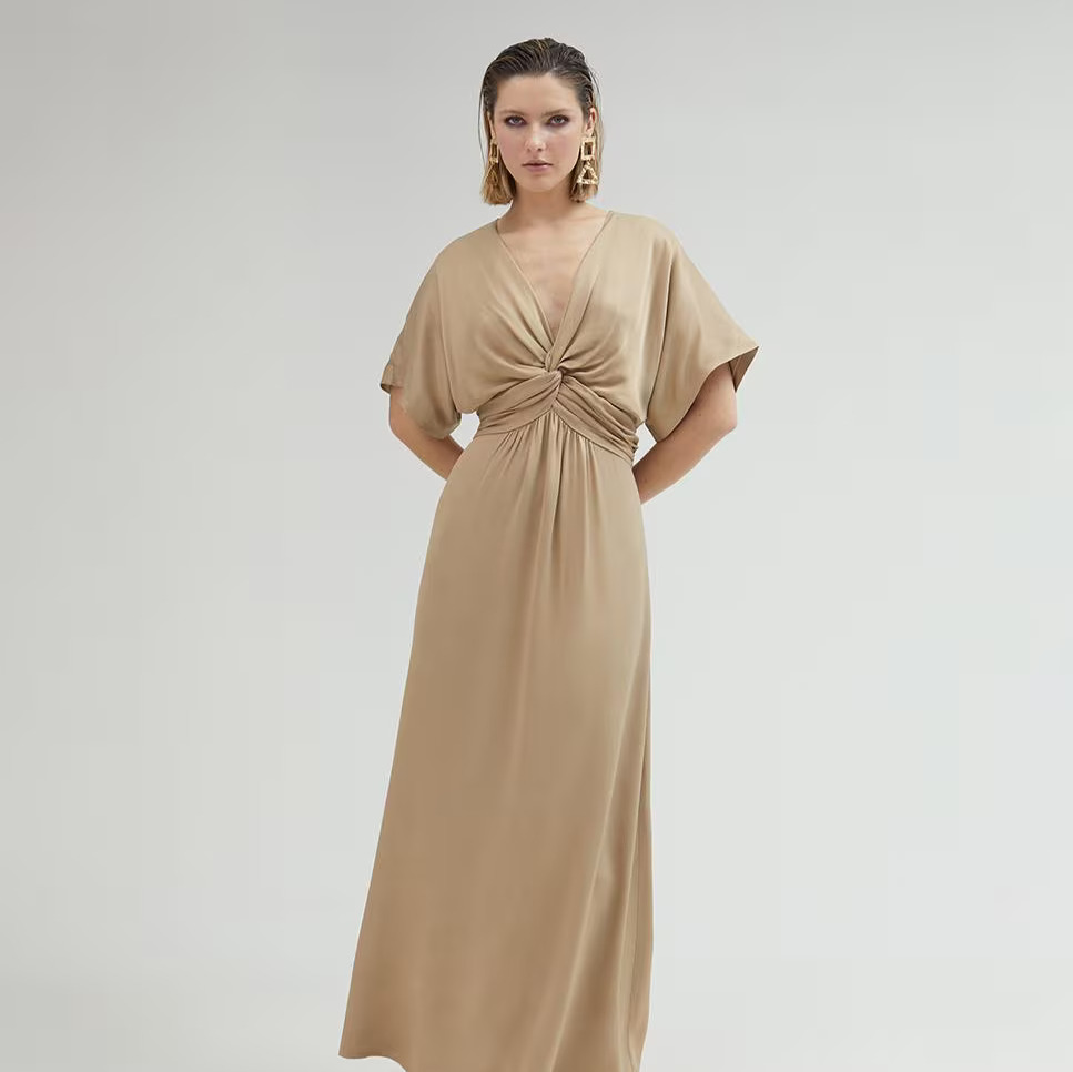 Lola Casademunt
Vestido largo con cuello de pico