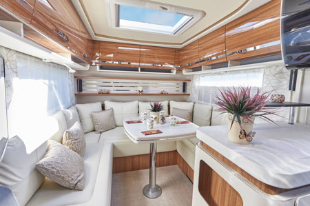 La propuesta de Euramobil para su nueva autocaravana apunta al lujo con un enorme salón con chimenea