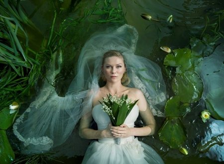 Kirsten Dunst vestida de novia pero sin pasar por la vicaria: ¿eso cómo es?