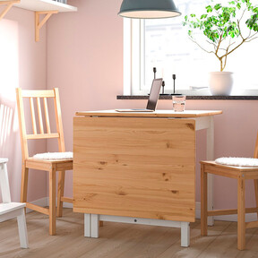 Ikea tiene una mesa que pasa de dos a cuatro comensales en un solo movimiento e incluye dos sillas a juego 