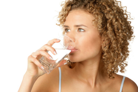Un nuevo estudio muestra que beber agua antes de las comidas ayuda a perder peso