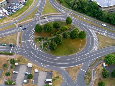 No nos volvamos locos con las rotondas inteligentes