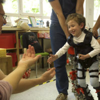 El primer exoesqueleto creado en España que ha permitido caminar a Álvaro, un niño con atrofia muscular espinal