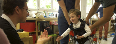 El primer exoesqueleto creado en España que ha permitido caminar a Álvaro, un niño con atrofia muscular espinal