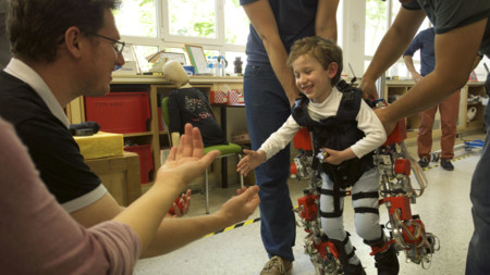 El primer exoesqueleto creado en España que ha permitido caminar a Álvaro, un niño con atrofia muscular espinal