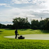 Juani, trabajadora en un club de golf: "Empiezo a trabajar a las seis y media de la mañana, pero mi día empieza incluso antes para poder llevar a una de mis hijas a su trabajo" 