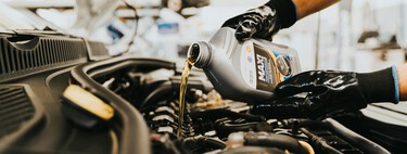 Quiso ahorrarse unos cuantos billetes cambiando el aceite a su Mazda en casa. Rompió el carter y la broma le ha costado un dineral