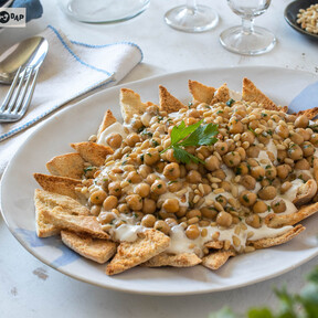 Cómo hacer fatteh, la ensalada de garbanzos especiados, yogur y pan de pita más crujiente de Oriente Medio