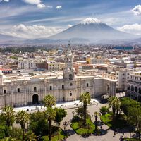 Essa cidade histórica no Peru foi inteiramente construída com pedras vulcânicas, é cercada por vulcões ativos e desafia o perigo há séculos 