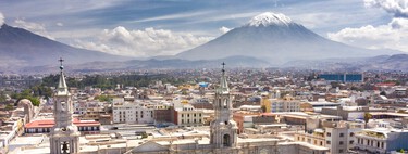 Essa cidade histórica no Peru foi inteiramente construída com pedras vulcânicas, é cercada por vulcões ativos e desafia o perigo há séculos 