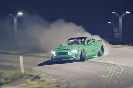 Junta a Vaughn Gittin Jr., un Ford Mustang de 919 CV y una intersección de 2,25 km, y el resultado es un sueño humeante