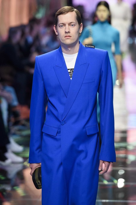 Balenciaga juega con el color y con el volumen en su desfile de primavera en París