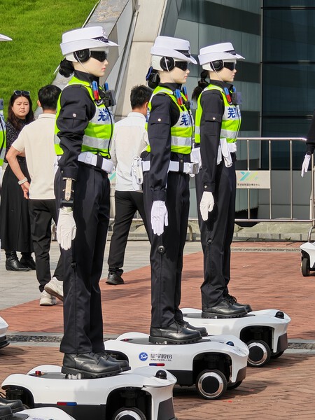Los robots vestidos de policía | Imagen: Xataka