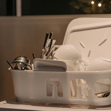 El escurridor de platos podría no ser tan higiénico como crees: este hábito te está generando bacterias