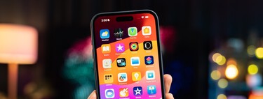 Más problemas para el iPhone 15. Apple reconoce que cargar el móvil en un coche BMW o Toyota no es una buena idea