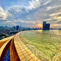 La piscina infinita más lujosa del mundo es de oro y está en un hotel de Hanói