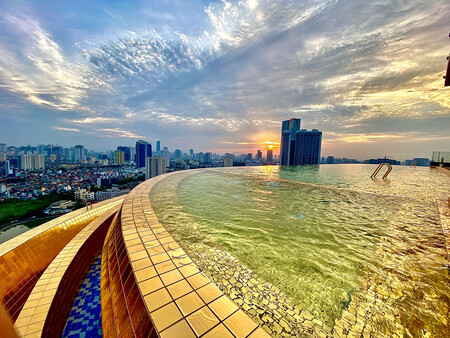 La piscina infinita más lujosa del mundo es de oro y está en un hotel de Hanói