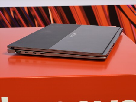 Folded, again, it's like any other laptop | Image: Xataka