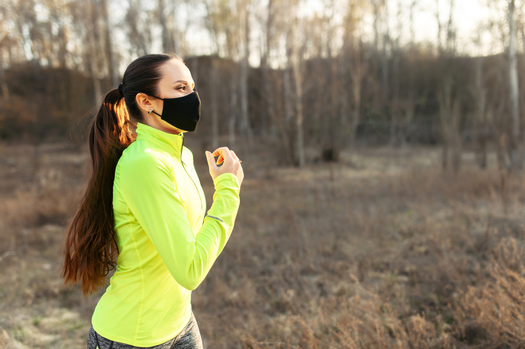 Mascarillas para hacer deporte: cuándo debemos usarlas para entrenar, qué modelos y con que precauciones según los expertos