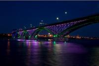El Peace Bridge, ahora, totalmente iluminado con LEDs de colores
