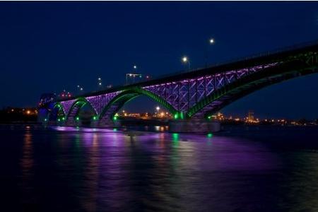 El Peace Bridge, ahora, totalmente iluminado con LEDs de colores