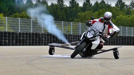 No es ciencia ficción: así prueba Bosch sus nuevos "propulsores laterales" para evitar accidentes de moto