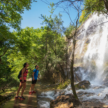 Una de las sorpresas mejor guardadas de Aragón es esta ruta senderista en un río de Teruel entre cascadas y miradores 
