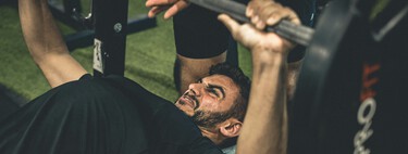 ¿Espalda plana o arqueada en el press de banca? Así debes hacerlo si quieres ganar fuerza y masa muscular