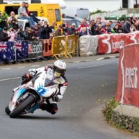 Si John McGuinness pierde 10 kilos antes del Tourist Trophy, Mugen le regala una TT Zero
