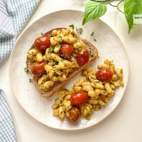 Con solo tres ingredientes, esta tosta de legumbres es una combinación rápida y saludable para resolver una cena en minutos 