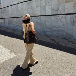 Liquidación hoy en Parfois: el bolso bandolera de rafia con toques aceituna más elegante a mitad de precio en las rebajas de El Corte Inglés 