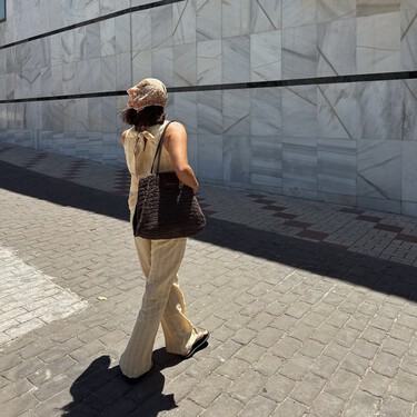 Liquidación hoy en Parfois: el bolso bandolera de rafia con toques aceituna más elegante a mitad de precio en las rebajas de El Corte Inglés 