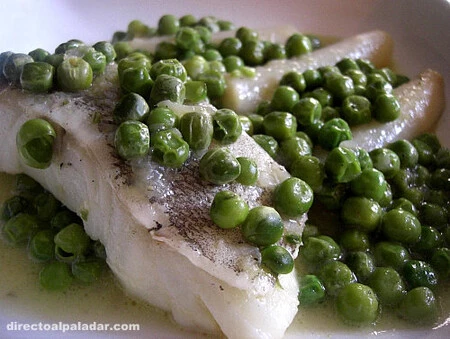 Bacalao en salsa de guisantes y espárragos, receta de domingo