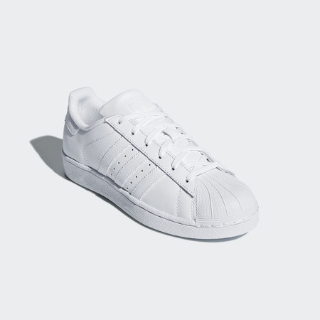 Podemos hacernos con unas zapatillas Adidas Originals Superstar por sólo 49,95 euros en Amazon