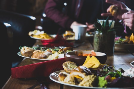 Empacho post-Navidad: así puedes resetear tu cuerpo si has comido de más estos días