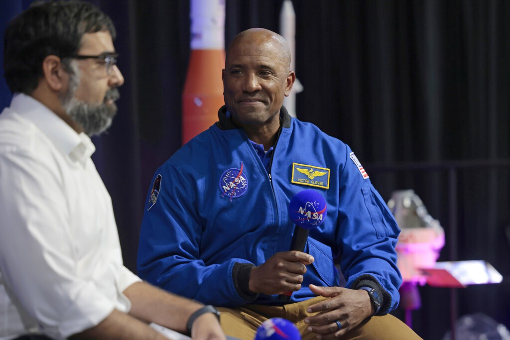 La NASA quiere aterrizar en el polo sur lunar. El piloto de Artemis II dice que es una mala idea 